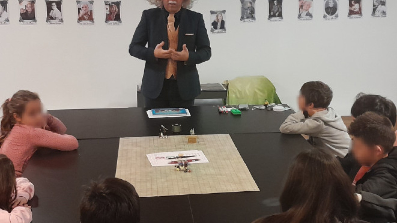 Momento de inicio del juego, en el que Einstein les explica en qué va a consistir la aventura.