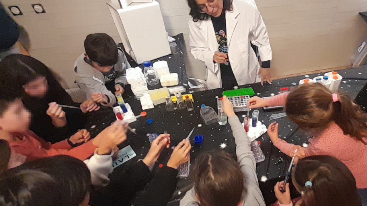 Los participantes pudieron hacer varios experimentos científicos guiados 