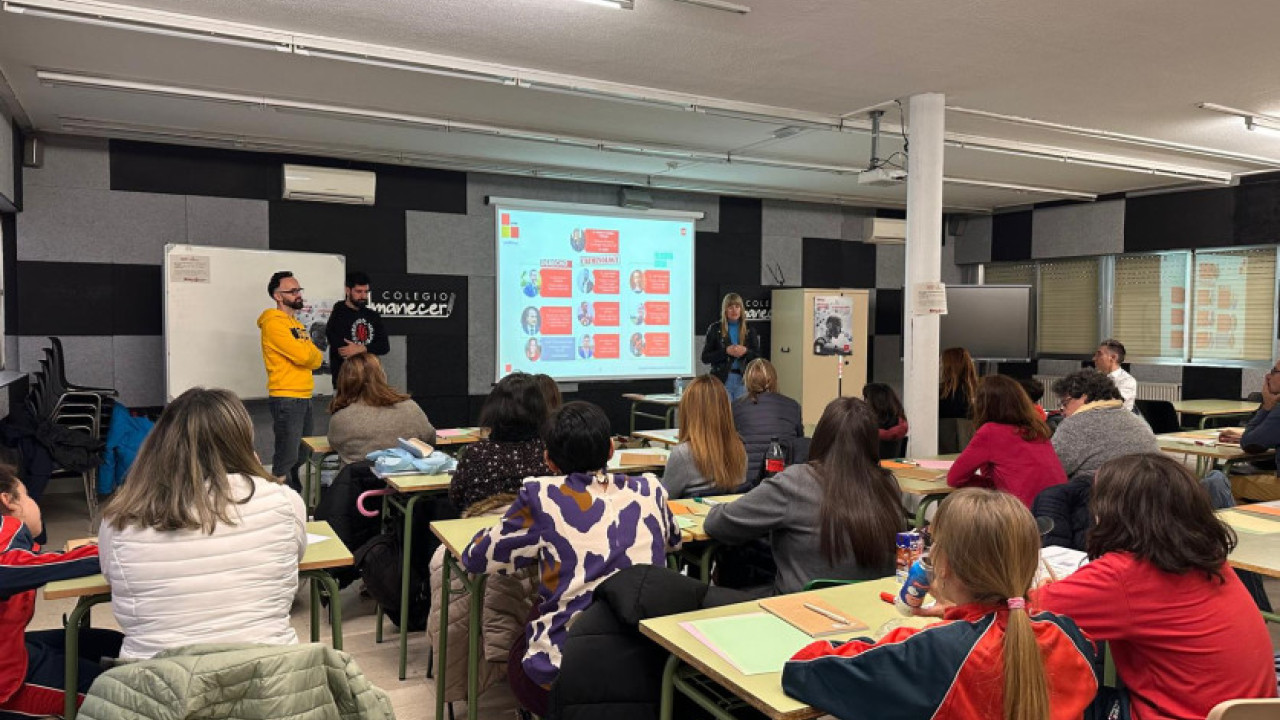 Taller orientado a familias (progenitores e hij@s) para dialogar sobre redes sociales. Reflexión conjunta y dinamizada sobre desigualdades tecnológicas, desinformación, violencia digital y salud mental.