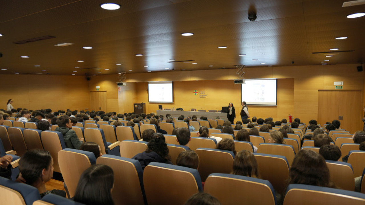 CEU. La Química en la vida cotidiana: cine, fragancias y adicciones