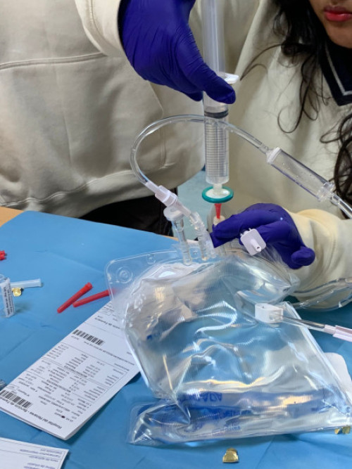 Preparación de una bolsa de nutrición parenteral.