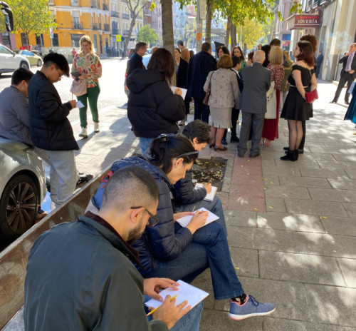 Personas dibujando la iglesia