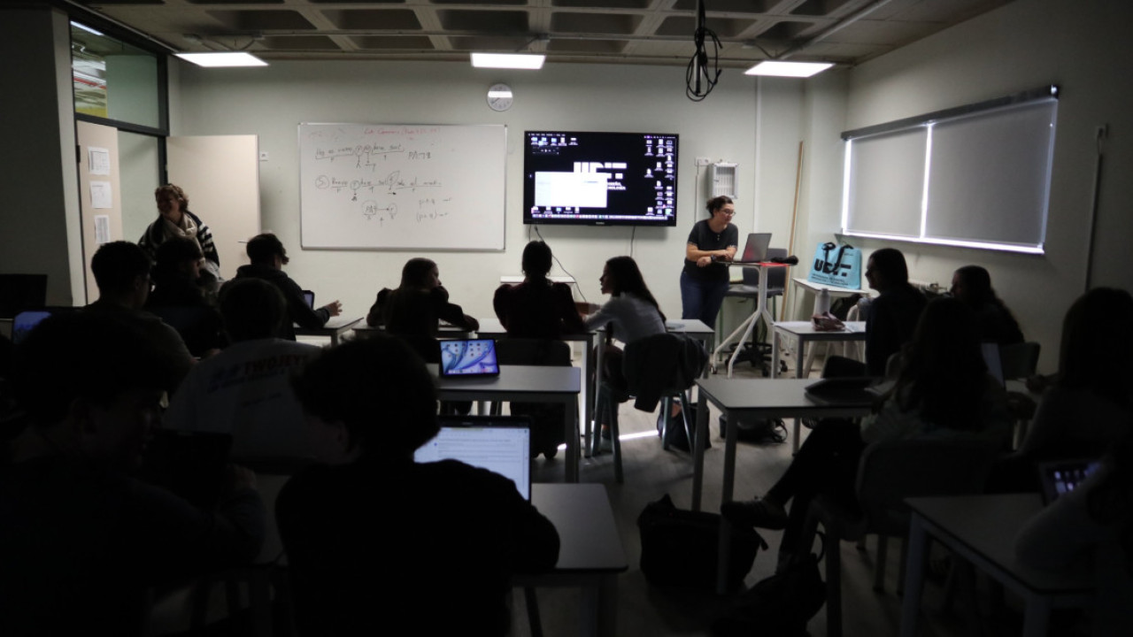 Taller en el que un grupo de estudiantes, guiados por una persona experta, aprende cómo la iluminación, el orden y el diseño del entorno influyen en la concentración y el aprendizaje para poder rediseñar su propio espacio de estudio