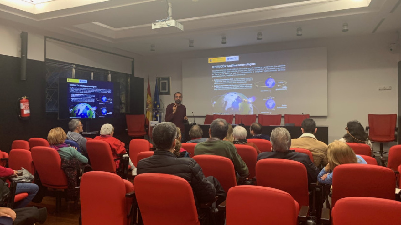 La fotografía capta un momento de la conferencia ofrecida a los asistentes en la que se habla de los satélites meteorológicos.