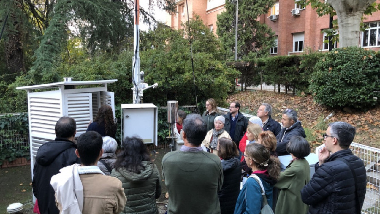 Fotografía tomada durante una visita al jardín meteorológico situado en la entrada a la sede de AEMET y que se utiliza para fines didácticos y de exposición. En la imagen se pueden observar la garita meteorológica y un pluviómetro, entre otros elementos.