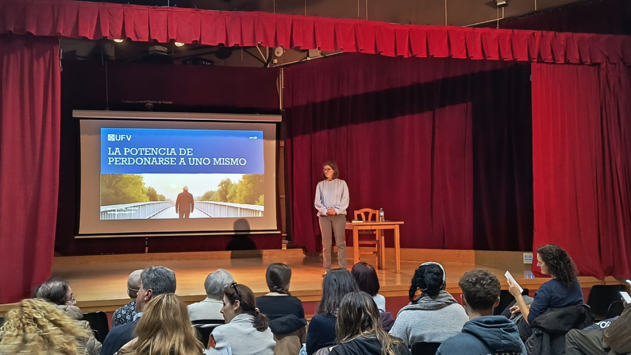 Charla participativa sobre el perdón como forma positiva de reinterpretar experiencias difíciles y promover un envejecimiento saludable.