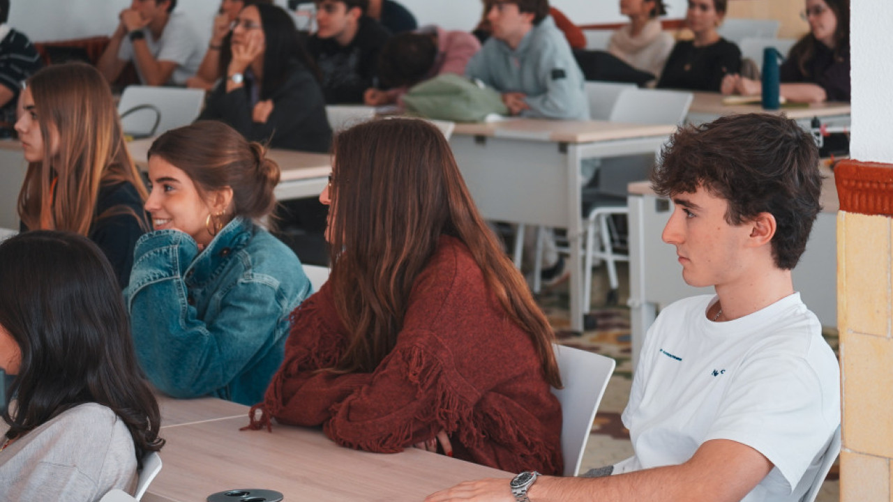 Conferencia: “Cuando el software cobra vida: Introducción a la robótica moderna”.