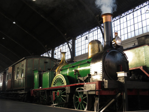 Vista general de una de las locomotoras de vapor de lea exposición permanente
