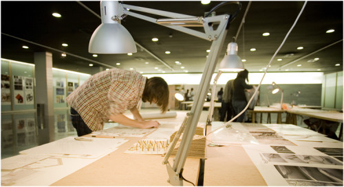 Persona diseñando su espacio interior