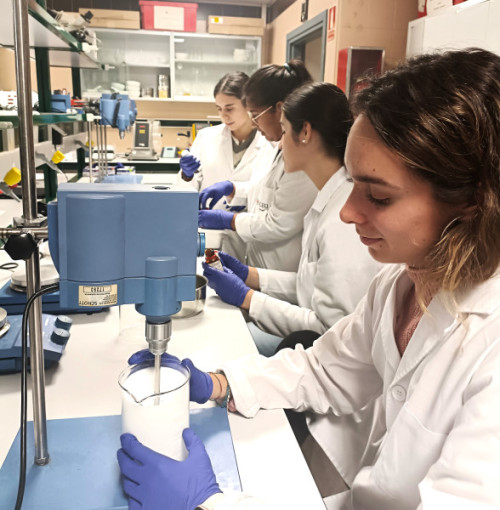 Estudiantes preparando cosméticos