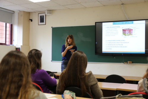 Persona explicando de manera visual los pasos a seguir para el buen cuidado de la piel
