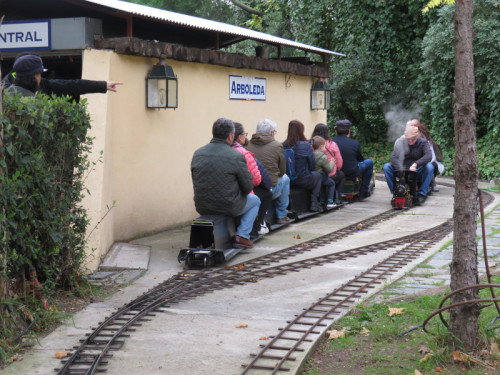 Trenes de jardín circulando por el circuito del 'Ferrocarril de las Delicias'