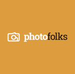 Un logo con una cámara y el nombre photofolks sobre fondo naranja