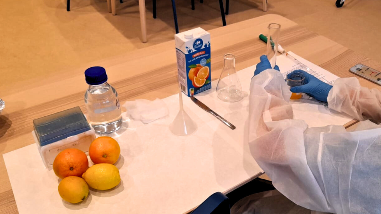 Taller para analizar la concentración de vitamina C y sus beneficios en distintas frutas.