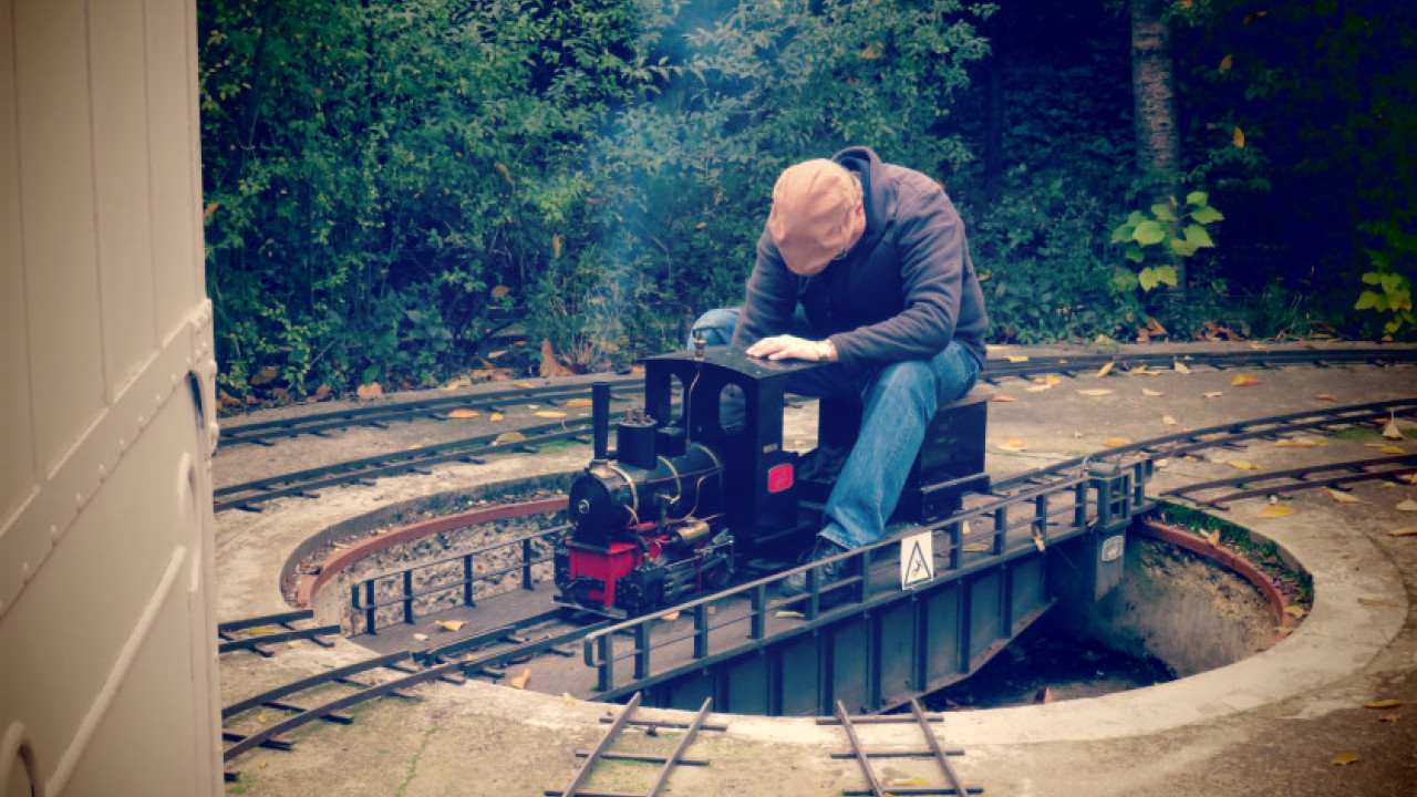 Locomotora de vapor en funcionamiento en el parque 'Ferrocarril de las Delicias' gestionado por el Círculo Madrileño Ferroviario.