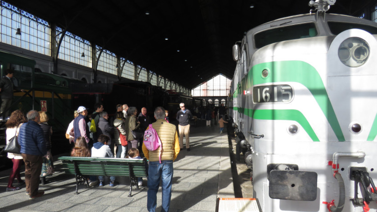 Visitantes en el andén central frente a la locomotora diésel-eléctrica 1615