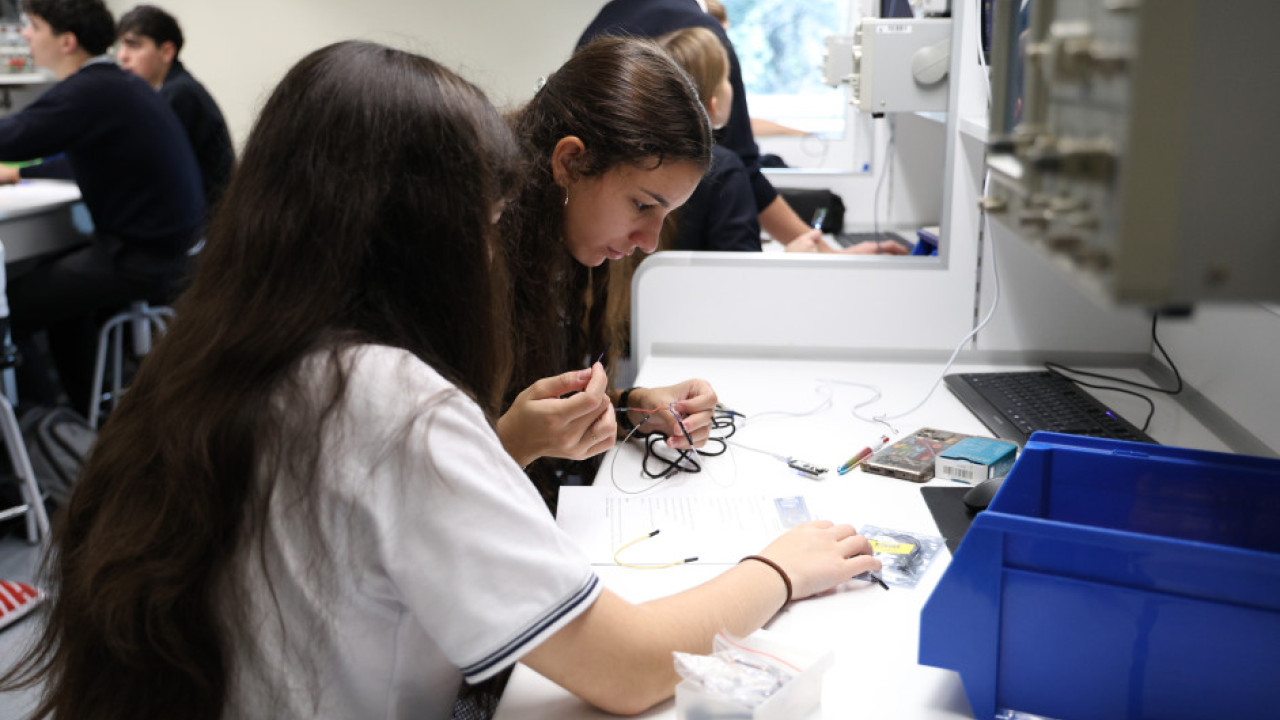 Explora el movimiento con sensores y actuadores: tecnología al servicio de la salud 