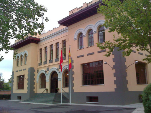 Entrada del edificio histórico del IES Isabel la Católica. 