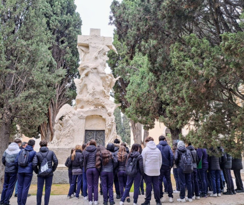 Estudiantes de la ESO en el Cementerio de San Isidro