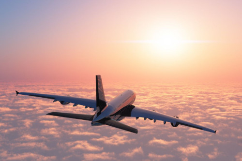 Avión sobre las nubes al amanecer