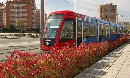 Metro Ligero transcurriendo por el barrio de Sanchinarro