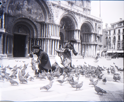 Fotografía realizada por Cajal en el viaje a Italia, 1903. Venecia. Su esposa y sus hermanas en la Plaza de San Marcos.