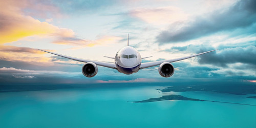 Avión comercial en vuelo sobre el mar. Imagen de Lee Rosario en Pixabay