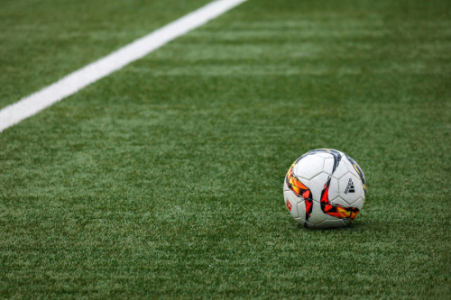 Campo de fútbol con pelota