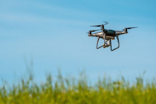 Dron en un cielo azul