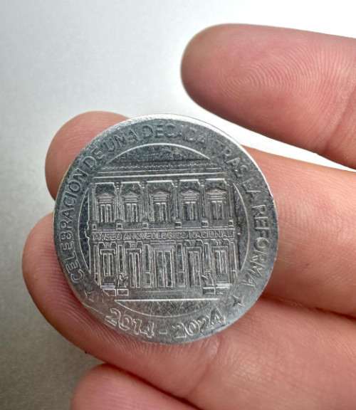 Moneda de nuevo cuño con el sello de los 10 años de la reapertura del MAN