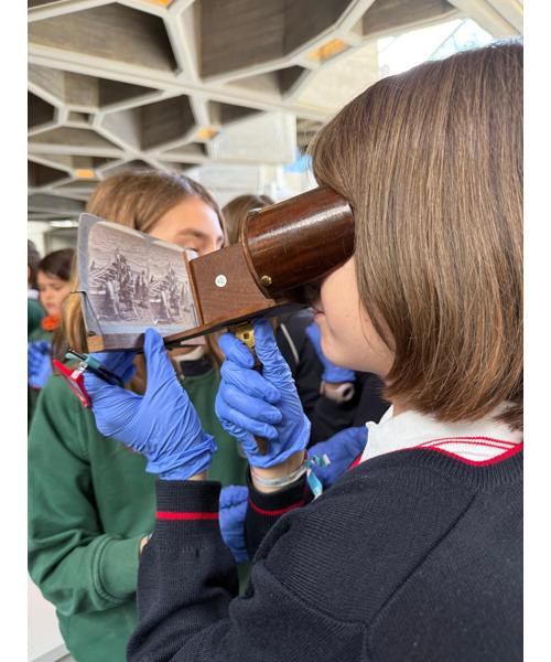 Niña observando a través de un visor estereoscópico