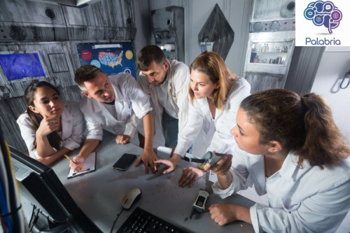 Un grupo de 2 amigos y 3 amigas está resolviendo acertijos para salir de una sala de escape (escape room) ambientada como un laboratorio