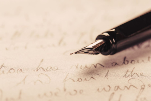 Pluma de tinta escribe en inglés