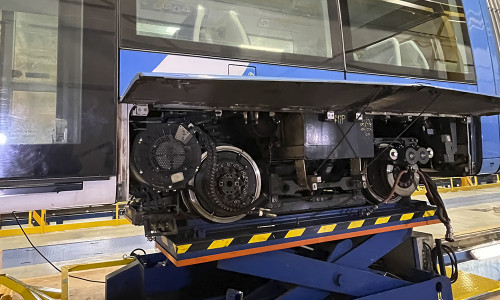 Tren en taller con faldón abierto con el bogie a la vista