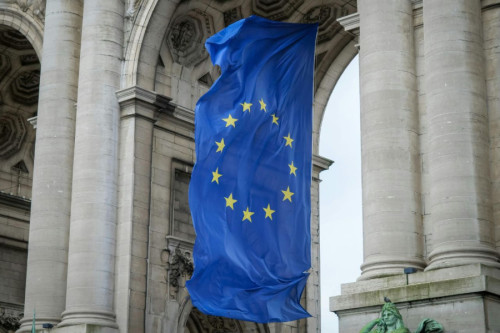 Bandera de la UE colgada en un arco de piedra