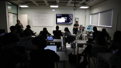 Taller en el que un grupo de estudiantes, guiados por una persona experta, aprende cómo la iluminación, el orden y el diseño del entorno influyen en la concentración y el aprendizaje para poder rediseñar su propio espacio de estudio