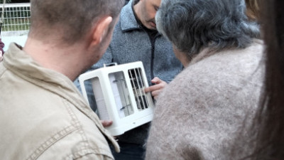 Un compañero de AEMET describe detalladamente el funcionamiento de un termohigrógrafo.