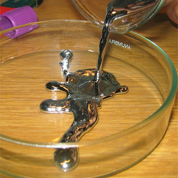 Mercurio líquido. / GrrlScientist - Bionerd, modified by Materialscientist (FLICKR)