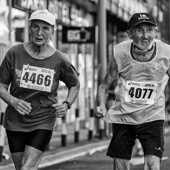 Pareja de ancianos participando en una carrera de atletismo. / Stefan Barna (FLICKR)