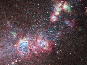 La galaxia enana NGC 4214 está en llamas con estrellas jóvenes y nubes de gas. / NASA/ESA/Hubble Heritage (STScI/AURA)-ESA/Hubble Collaboration