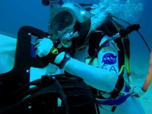 Astronauta de la NASA moviendo herramientas y equipo bajo el agua durante el programa NEEMO. / NASA
