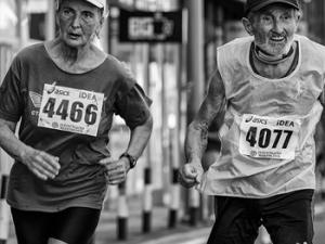 Pareja de ancianos participando en una carrera de atletismo. / Stefan Barna (FLICKR)