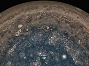 Juno muestra los polos de Júpiter por primera vez