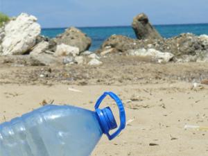 Botella de plastico arrastrada por la marea en la playa. / kakuko (PIXABAY)
