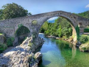 Puente romano de Cangas Onis. / ospanacar (FLICKR)