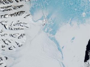 Vista aérea del  iceberg Larsen C situado en la Antártida. / NASA Earth Observatory image by Jesse Allen, using Landsat data from the U.S. Geological Survey