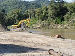 Extracción de arena en Laos en uno de los afluentes del río Mekong. / Aurora Torres
