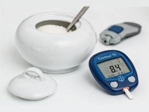 Dispositivos para controlar la hiperglucemia junto a una taza de azúcar. / stevepb (PIXABAY)