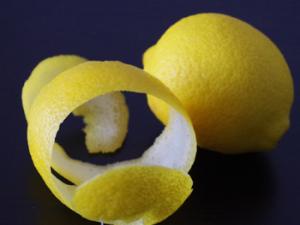 Cáscará de limón de donde se extrae el limonelo. / Ajale (PIXABAY)